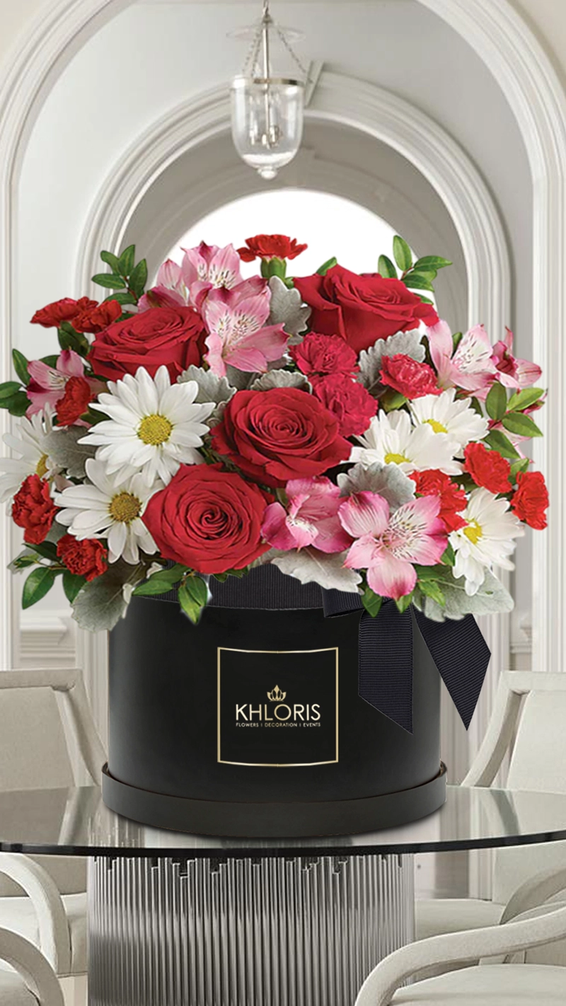 Gigi flower box Μεγάλο στρογγυλό κουτί με Αλστρομέριες,Τριαντάφυλλα εκουαδόρ, Χρυσάνθεμα εισαγωγήςκαι διάφορα φυλλώματα
